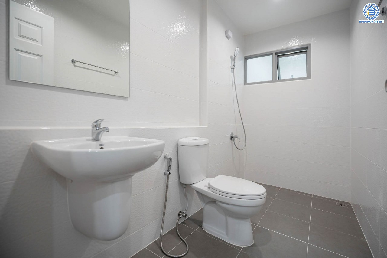 บ้านมือสองตกแต่งใหม่ ดีไซน์สวย โครงการ นนทรีพลัส บางกรวย เนื้อที่ 20 ตร.ว. ฟังก์ชัน 4 ห้องนอน 3 ห้องน้ำ จอดรถได้ 1 คัน รองรับทุกกิจกรรม บนทำเลเชื่อมต่อหลายเส้นทาง ใกล้จุดขึ้นทางด่วน "ประจิมรัถยา" และรถไฟฟ้าสายสีแดง "สถานีบางบำหรุ"